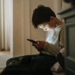 دراسة: تعطيل هاتف لطفل بأقل من هذه السن يؤثر سلبًا على نموه.