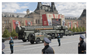 "نيويورك تايمز": ترامب يصف روسيا بـ"التي لا تقهر" بعد عرض النصر في موسكو.