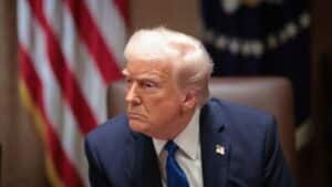 نيويورك تايمز: ترامب يوصف كيلوغ بـ"أحمق" لإشادته بزيلينسكي.