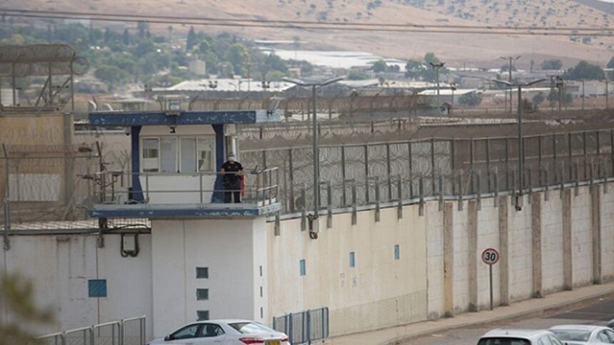 تقارير: أسرى فلسطينيون محرومون من المياه "عقابًا جماعيًا" في سجون إسرائيل.