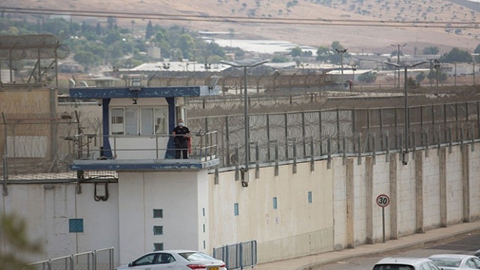 تقارير: أسرى فلسطينيون محرومون من المياه "عقابًا جماعيًا" في سجون إسرائيل.