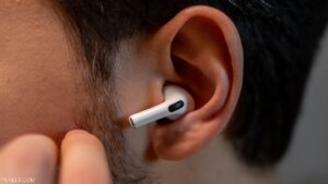 الاستخدام المفرط لسماعات الأذن يهدد الصحة بآثار خطرة لم تخترقها عقل.