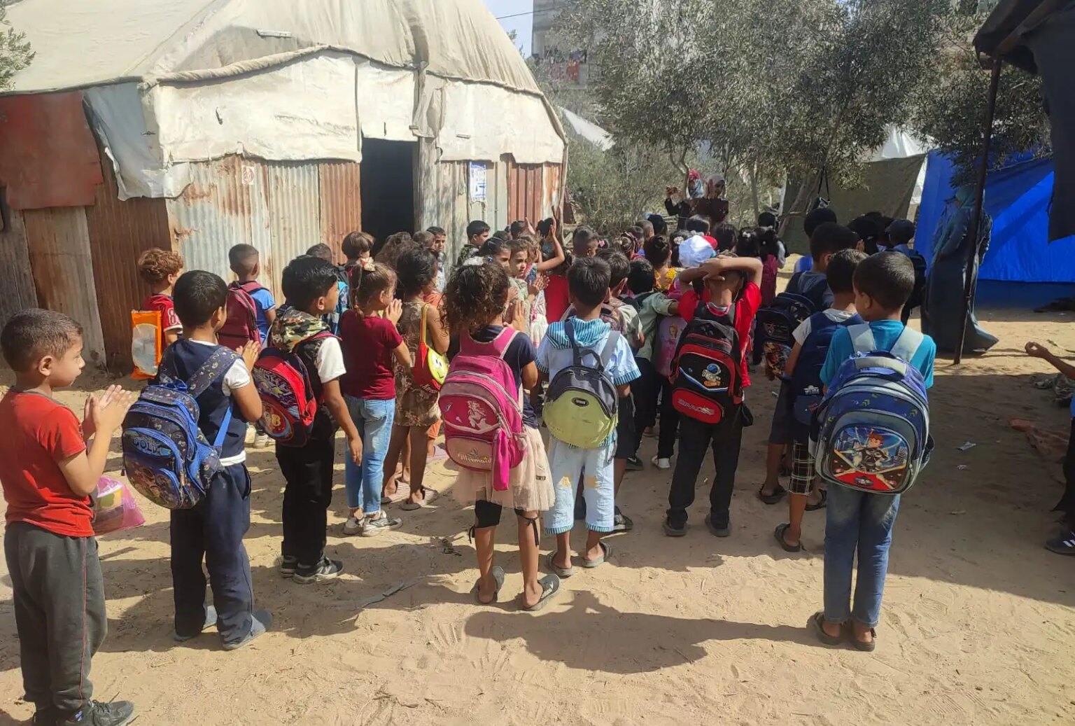 أطفال غزة يكبرون بلا مدارس: التعليم يضاعي في ظل الحرب المستمرة.