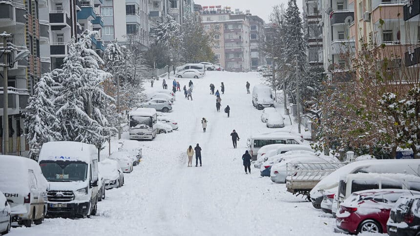 تركيا تشهِد تساقطًا ثلجيًا كثيفًا يصل ارتفاعه إلى 1.5 متر (صور وفيديو)