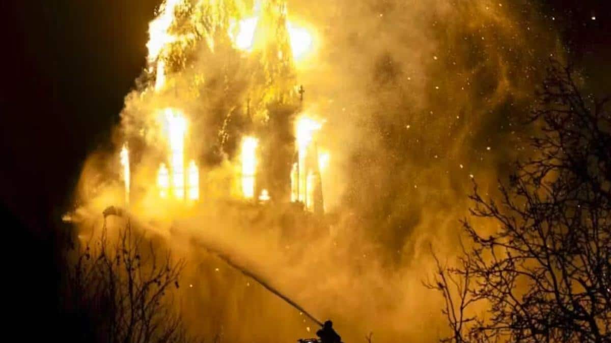 حريق دمر كنيسة عمرها 150 عاما في أمستردام (فيديو)