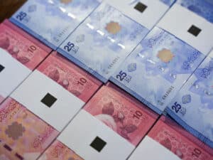 سوريون يختبرون متانة وجودة العملة الجديدة (فيديو) - UN-News