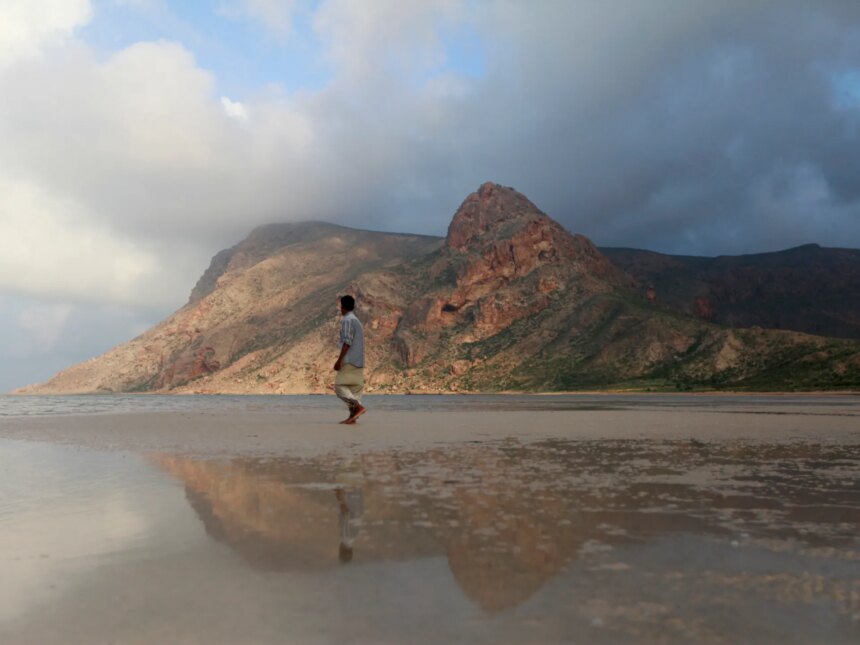 400 سائح عالقون بسقطرى اليمنية.. تعليق من سفارات أميركا وروسيا