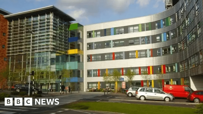 جراح بورتسموث الذي "تعرى في جناح" يُسحب منه الرخصة المهنية.