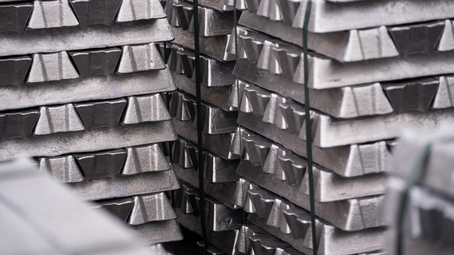 سعر طن الألمنيوم يرتفع إلى 3000 دولار للمرة الأولى منذ 2022 وشح مرتقب.