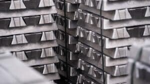 سعر طن الألمنيوم يرتفع إلى 3000 دولار للمرة الأولى منذ 2022 وشح مرتقب.