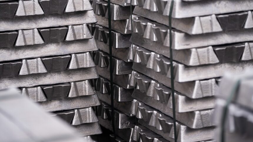 سعر طن الألمنيوم يرتفع إلى 3000 دولار للمرة الأولى منذ 2022 وشح مرتقب.