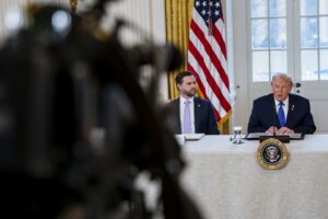 ترامب: عائدات أمريكا من موارد أوكرانيا تتجاوز 350 مليار دولار.