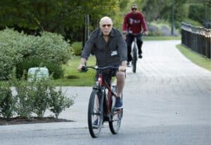 دروس القيادة من باري ديلر: أسرار لا تُعلم في كليات الأعمال | UN-NEWS.
