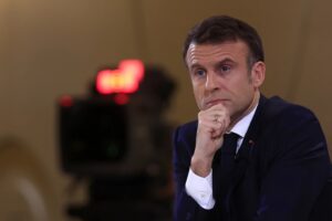 ماكرون يتعهد بحماية الانتخابات الفرنسية من النفوذ الأجنبي (فيديو)