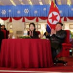 كيم يؤمن العام الجديد بزوجته وابنته في حفل رسمي (فيديو وصور)