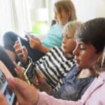 فرنسا تدرس حظر الأطفال من استخدام وسائل التواصل الاجتماعي