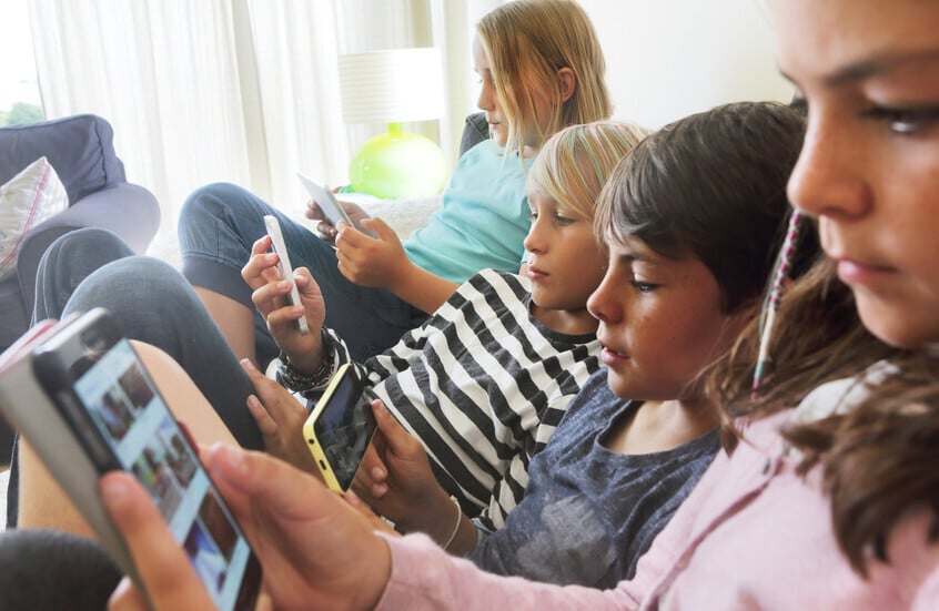 فرنسا تدرس حظر الأطفال من استخدام وسائل التواصل الاجتماعي