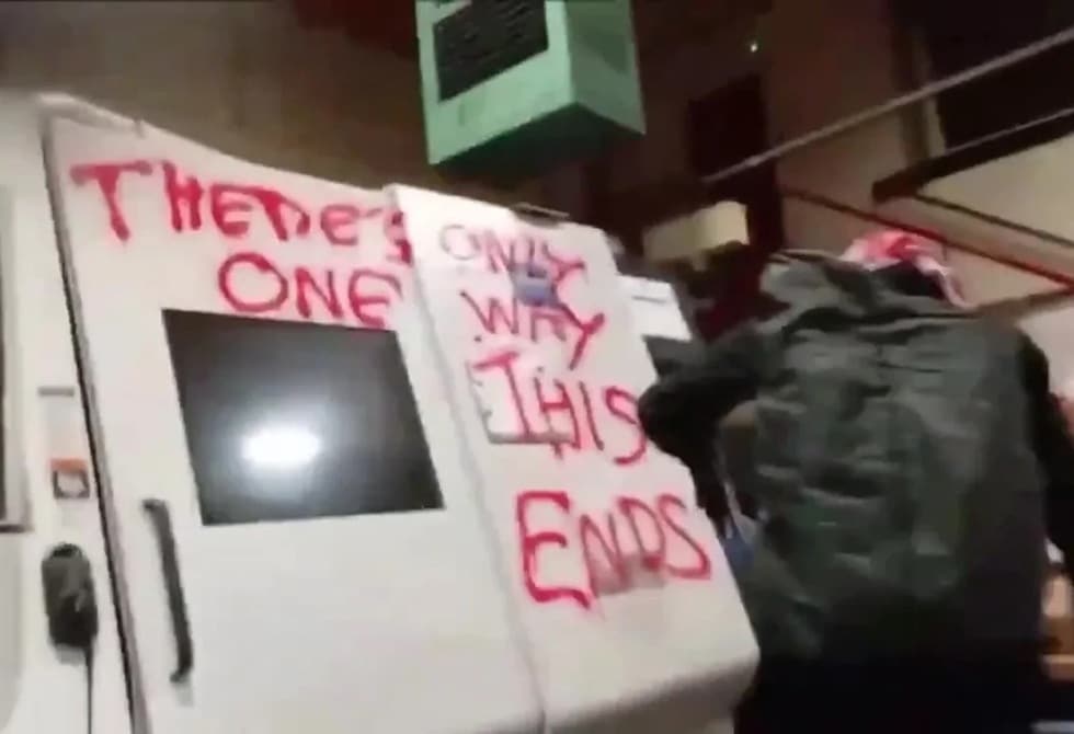 ناشطون يقتحمون منشأة لشركة بريطانية للاحتجاج على توريد أسلحة لإسرائيل.