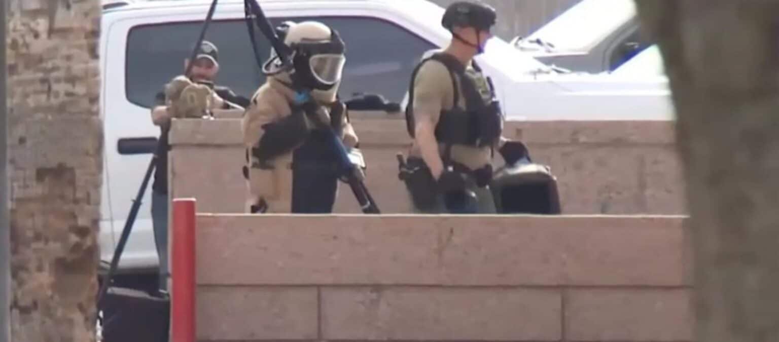 إخلاء المحكمة العليا في أريزونا بسبب عثور على طرد مفخخ (فيديو وصور)