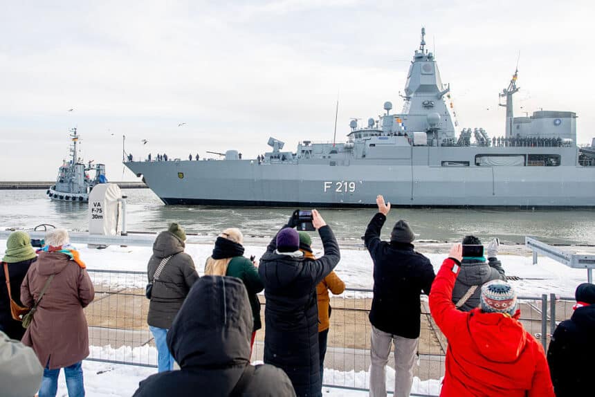 الفرقاطة الألمانية زاكسن تشارك في مهمة الناتو حول غرينلاند بتوقيت التوتر.