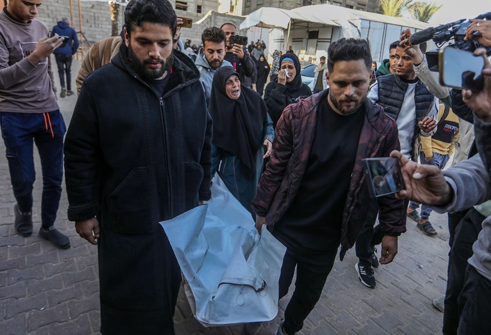 أزمة صحية حادة في غزة.. نقص المستهلكات المخبرية يهدد حياة المرضى.