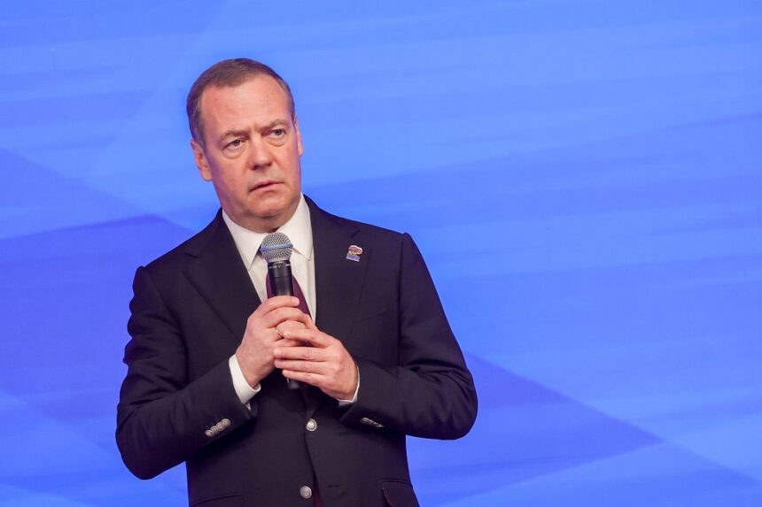 مدفيديف يكشف عن رد روسيا على احتجاز أمريكي لناقلة "مارينيرا"