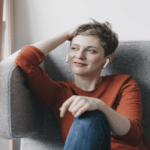 تحذير: استعمال سماعات الرأس يوميًا يعرض صحة السمع للخطر | UN-News.