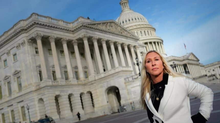 تايلور غرين تتهم "أكسيوس" بنشر أكاذيب خطيرة وتدعو إلى التحقيق.