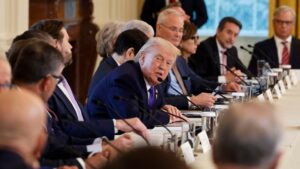 شركات نفط أمريكية تفضل الحذر أمام دعوة ترامب لاستثمار فنزويلا