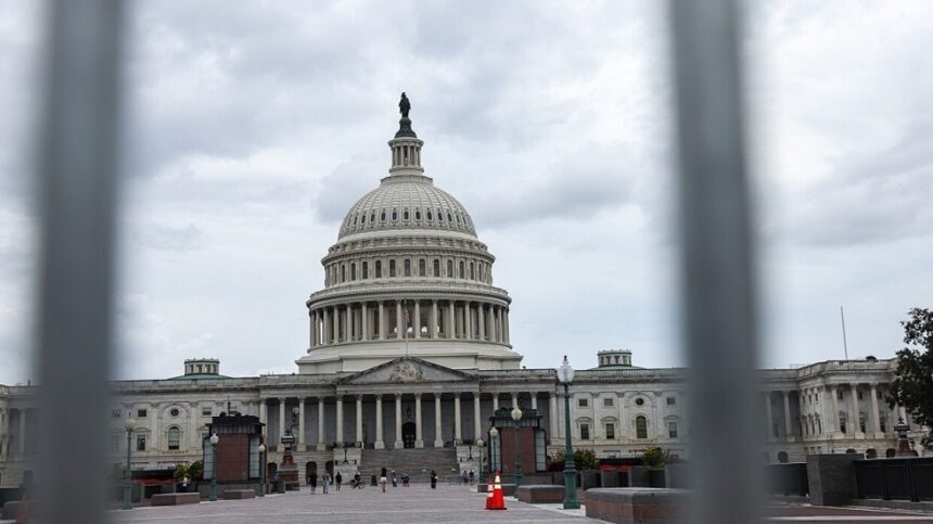 سيناتورة أمريكية تُطالب سفيرة أوكرانيا بشأن مصادرة الكنائس في البلاد.