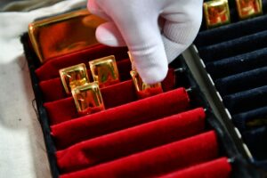 صعود قياسي للذهب والفضة يواصل تعزز أسعار النفيسة.