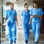 الاطباء يوقفون الإضراب في اسكتلندا بعد تأييد نقابتهم الاتفاق الأخير للرواتب.