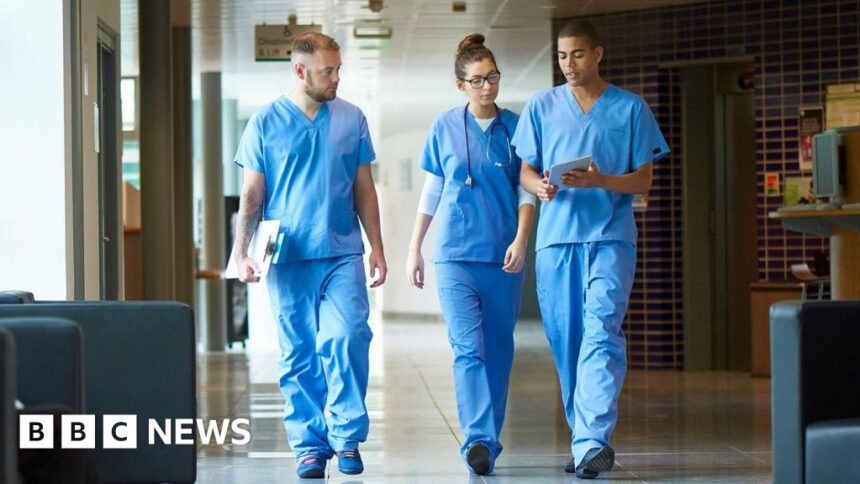 الاطباء يوقفون الإضراب في اسكتلندا بعد تأييد نقابتهم الاتفاق الأخير للرواتب.