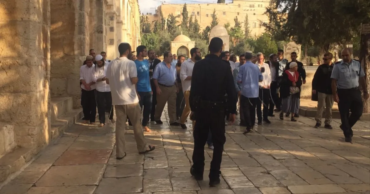 مستوطنون اقتحموا الأقصى ومنع سفر خطيبه.. أحدث مستجدات الأحداث