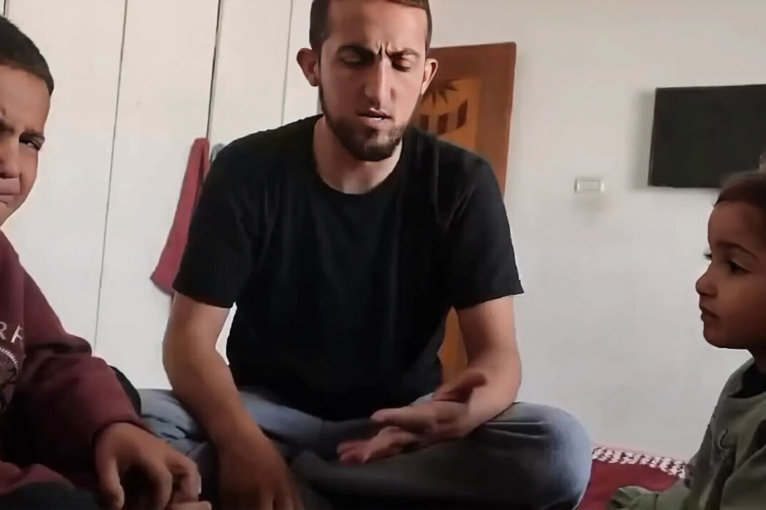 فيديو الشهيد محمد زكي يصالح طفليه يجتاح مواقع التواصل - أخبار أمنية