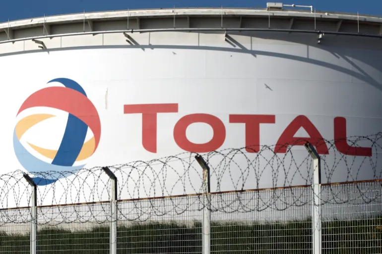 منظر لمخزن وقود في مصنع معالجة النفط العملاق التابع لمجموعة توتال الفرنسية