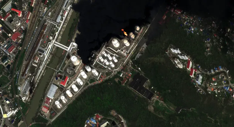 صور فضائية تظهر الدخان في منشآت ميناء توابسي بإقليم كراسنودار جنوب روسيا (بلانيت لابس)