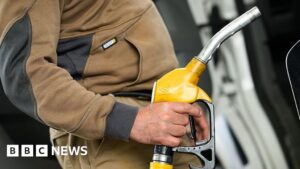 أسعار النفط تتقلب مع استمرار عدم اليقين بشأن مفاوضات طهران وواشنطن