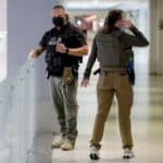 إدارة ترامب تفرض سؤالين حاسمين جديدين قبل الحصول على التأشيرة لتشديد السياسات الهجرة.