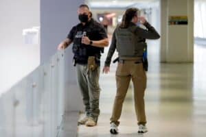 إدارة ترامب تفرض سؤالين حاسمين جديدين قبل الحصول على التأشيرة لتشديد السياسات الهجرة.