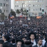 إسرائيليون يمزقون علم بلادهم.. هل الرمز يهدد الوجود؟ (فيديو)