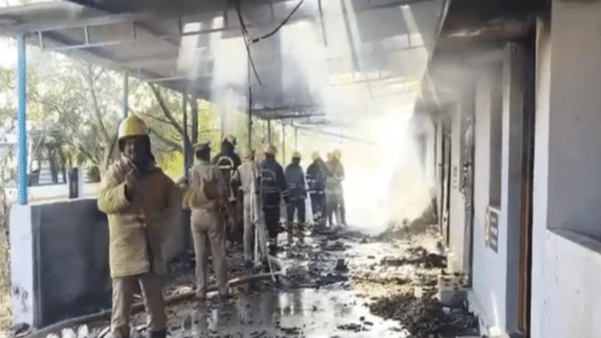 إنفجار مصنع للقنابل الفولاذية بإنديا يودي بحياة 25 قتيلاً على الأقل.