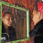 الأطفال المنومون بالقرب من قواعد الجيش يكتشفون الحقيقة عن آبائهم الجنود البريطانيين