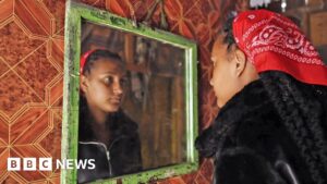 الأطفال المنومون بالقرب من قواعد الجيش يكتشفون الحقيقة عن آبائهم الجنود البريطانيين