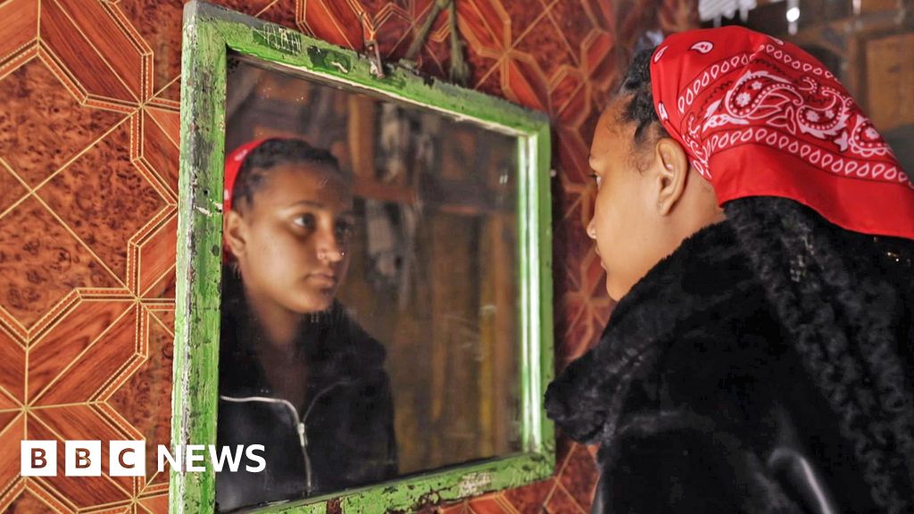 الأطفال المنومون بالقرب من قواعد الجيش يكتشفون الحقيقة عن آبائهم الجنود البريطانيين