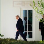 الجمهوريون يخططون للتجديد النصفي بعيدا عن ترمب بعد تراجع الأسهم الإيرانية.