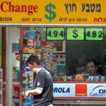 الدولار يعاني نضوباً غير مسبوق في إسرائيل، يثير أسئلة حول ندرة العملة.