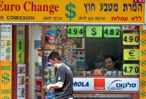 الدولار يعاني نضوباً غير مسبوق في إسرائيل، يثير أسئلة حول ندرة العملة.