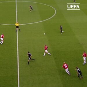 الذكرى 23: رونالدو البرازيلي يحقق هاتريك بقدمه الماسية في أولد ترافورد.