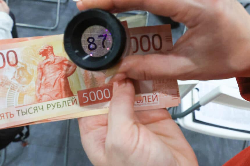 الكرملين: حجم التجارة الروسية يواصل الصمود رغم عقوبات الغرب الكاملة.